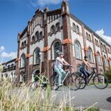 Zwei Radfahrer an der Waltroper Zeche