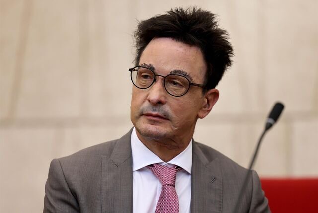 Im Prozess um das Attentat von 2018 sagte Manager Bernhard Günther im August 2022 als Zeuge aus. Make-up in seinem Gesicht verdeckte die Folgen des Angriffs (Archivbild).