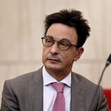 Im Prozess um das Attentat von 2018 sagte Manager Bernhard Günther im August 2022 als Zeuge aus. Make-up in seinem Gesicht verdeckte die Folgen des Angriffs (Archivbild).