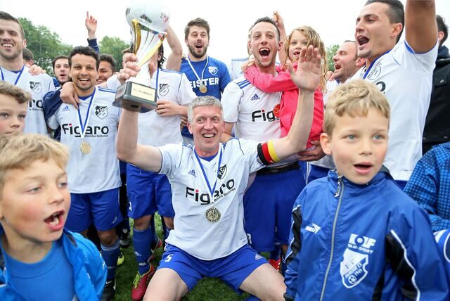 Dirk Vierhaus (mit Pokal) führte als Kapitän seinen FC Frohlinde Ende Mai 2014 zum Kreispokal-Sieg gegen den SV Wacker Obercastrop. Durch einen 2:1-Sieg an der Brandheide.