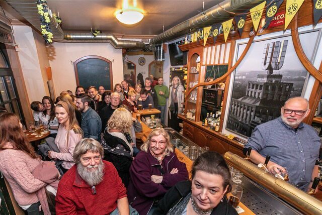 Ein Bild aus glücklichen Tagen: Wirt Klaus Willuda (r.) 2019 bei „Kreuzviertel live“ hinterm Tresen des „Bürgermeister Lindemann“. Jetzt muss er die Kneipe räumen.
