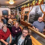 Ein Bild aus glücklichen Tagen: Wirt Klaus Willuda (r.) 2019 bei „Kreuzviertel live“ hinterm Tresen des „Bürgermeister Lindemann“. Jetzt muss er die Kneipe räumen.
