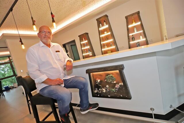 Firmengründer und Inhaber Rudolf Broer (65) an der sogenannten Steigerbar, die mit Details aus dem Bergbau konzipiert worden ist.