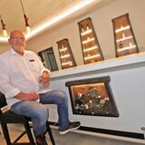 Firmengründer und Inhaber Rudolf Broer (65) an der sogenannten Steigerbar, die mit Details aus dem Bergbau konzipiert worden ist.