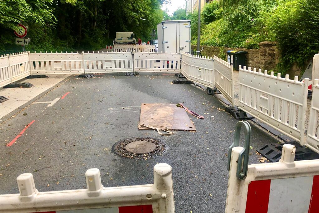 Ein mit einer Metallplatte bedecktes Loch auf der Arenbergstraße. Ein mit einer Metallplatte bedecktes Loch auf der Arenbergstraße.