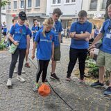 Ein Mädchen würfelt mit einem großen Würfel. Die Aufgabe war Teil des Stadtspiels der Sportplatz-Olympiade am Donnerstag.