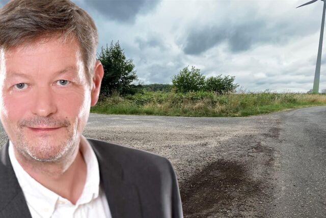 Ludger Böhne erklärt die neuen Verfahren, mit denen die Stadt unter anderem die Lebensdauer der Straße „Orthöve“ in Hervest verlängern will.