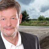 Ludger Böhne erklärt die neuen Verfahren, mit denen die Stadt unter anderem die Lebensdauer der Straße „Orthöve“ in Hervest verlängern will.