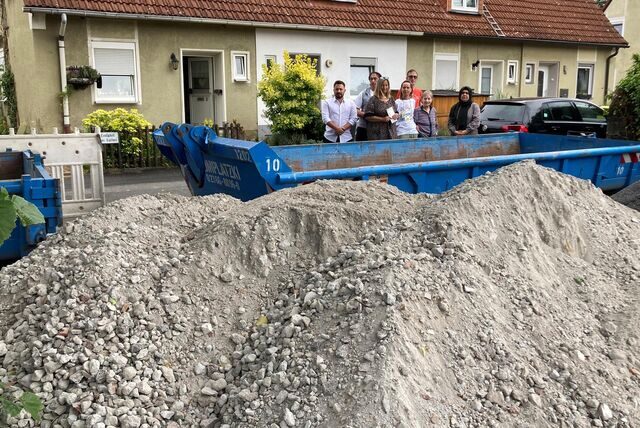 Einfahrt freihalten steht auf dem Schild vor einem Haus in der Wittenfeldstraße. Doch die Baufirma, die im Auftrag der Telekom dort tätig ist, lud den Schutt und die Container dort ab. Einfahrten und Parkflächen sind blockiert, die Nachbarn sind bedient.