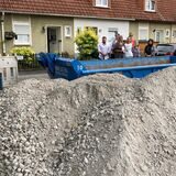 Einfahrt freihalten steht auf dem Schild vor einem Haus in der Wittenfeldstraße. Doch die Baufirma, die im Auftrag der Telekom dort tätig ist, lud den Schutt und die Container dort ab. Einfahrten und Parkflächen sind blockiert, die Nachbarn sind bedient.