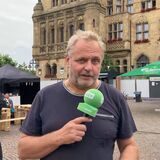 Stände des Hopfenfestes auf dem Rathausplatz. Daneben Reporter Ralf Wiethaup.