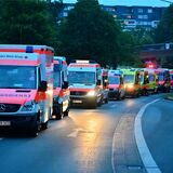 Rettungswagen warten auf der Hervester Straße/Willy-Brandt-Allee darauf, Patienten in andere Krankenhäuser zu transportieren.