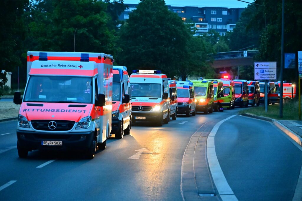 Einsatzkräfte aus dem gesamten Ruhrgebiet sammelten sich vor dem Krankenhaus. Einsatzkräfte aus dem gesamten Ruhrgebiet sammelten sich vor dem Krankenhaus.