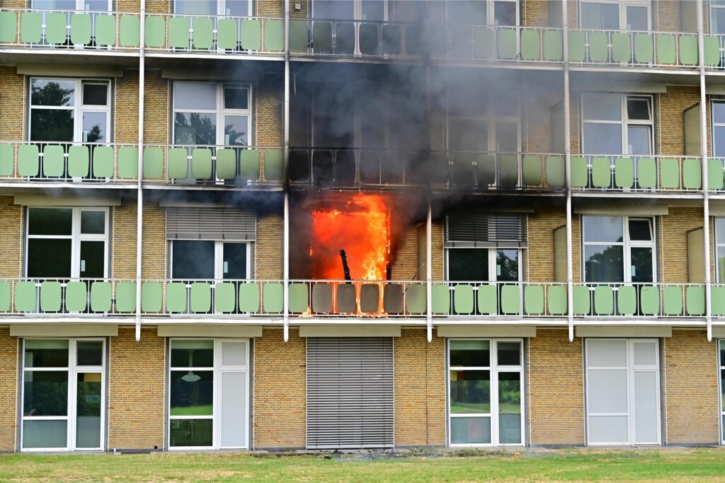 Flammen schlugen aus dem Patientenzimmer des Marien-Hospitals, dichter Rauch stieg auf.