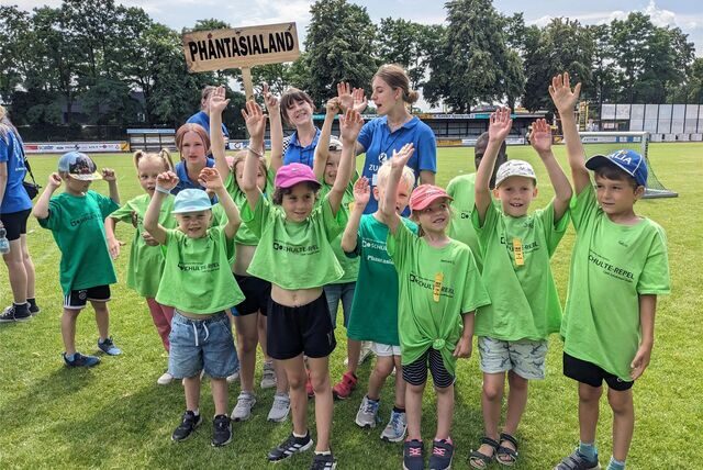 Jubelnde Kinder bei der Sportplatz-Olympiade