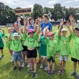 Jubelnde Kinder bei der Sportplatz-Olympiade