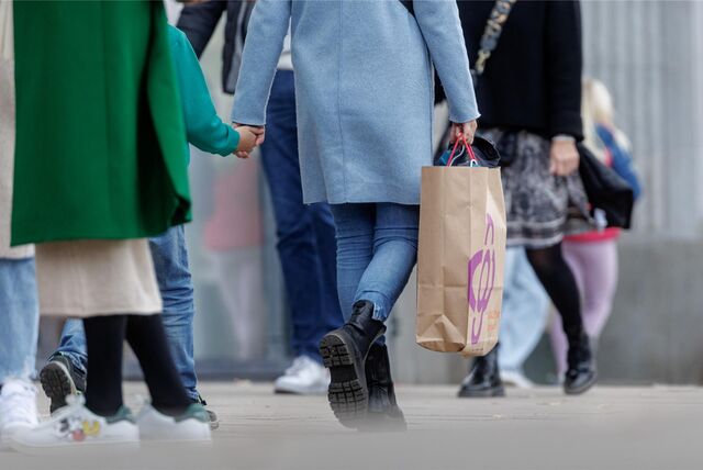 Menschen beim Shoppen am verkaufsoffenen Sonntag in einer Innenstadt.