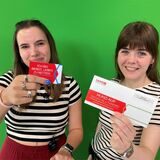 Die RZ-Redakteurinnen Janine Jähnichen und Janka Hardenacke halten jeweils einen Spender-Ausweis und das Registrierungs-Set der DKMS in den Händen.