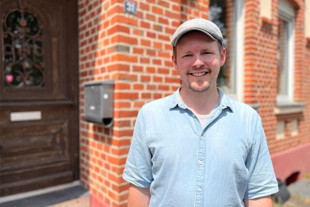 Auf dem Foto ist Fritz Bender zu sehen. Entgegen der Empfehlung von Installateuren hat er eine Luft-Wasser-Wärmepumpe in seinem Altbau installieren lassen.