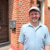 Auf dem Foto ist Fritz Bender zu sehen. Entgegen der Empfehlung von Installateuren hat er eine Luft-Wasser-Wärmepumpe in seinem Altbau installieren lassen.