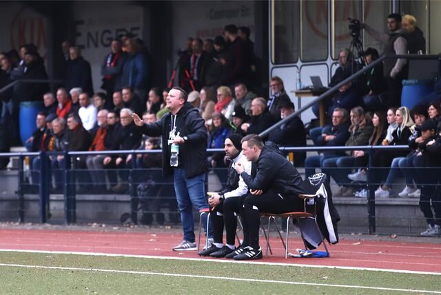 Trainer Thomas Falkowski (l., mit Assistent Saiffidin El Batal und Torwarttrainer Marvin Blum) beim FC Marl