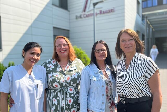 Ohne ausländische Fachkräfte geht es nicht. Das EvK wirbt an und hat für sie die Stelle einer Integrationsmanagerin geschaffen: (v.l.) Pflegekraft Jhoan Reyes, Integrationsmanagerin Gül-Nihal Cam, stellvertretende Pflegedienstleiterin am EvK Castrop-Rauxel Yvonne Löffler und Pflegedirektorin Beate Schlüter.