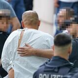 Die vorwiegend Männer, die an der Familien-Fehde von Castrop-Rauxel beteiligt waren oder zumindest Zeuge wurden, könnten aussagen. Viele von ihnen schweigen laut den Ermittlern aber. Es gibt eine Möglichkeit, die Schlägereien anders aufzuklären. Es kommt auf die unbeteiligten Bürger an.