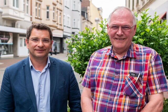 Zwei Männer stehen in der Fußgängerzone Datteln.