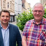 Zwei Männer stehen in der Fußgängerzone Datteln.
