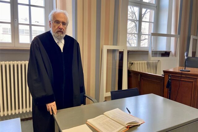 Staatsanwalt Steinert ist im Strafprozess gegen den Geschäftsführer eines ehemaligen Pflegedienstes im Kreis Unna schon jetzt auf sein Plädoyer vorbereitet.