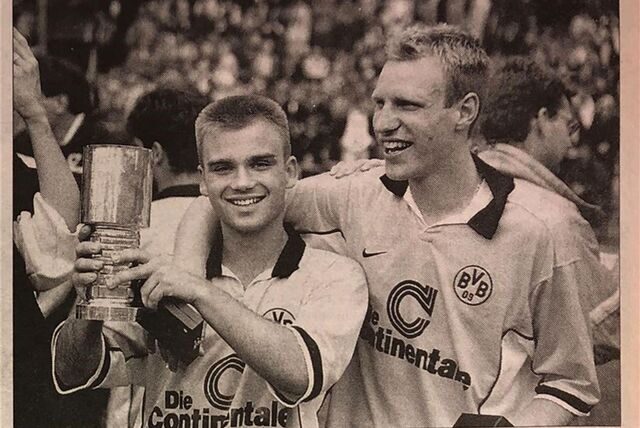 Beide Hände am Pott im Jahr 1998: Der Castrop-Rauxeler Sascha Lindner (l.) mit dem Pokal des Deutschen Fußball-A-Junioren-Meisters, zusammen mit dem Recklinghäuser Tobias Beckmann (r.), dem Schützen des erlösenden 2:2 mit dem Schlußpfiff