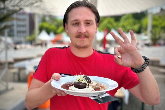 Tim Hübbertz mit seinem Lieblingsessen auf der Gourmedo 2023