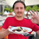 Tim Hübbertz mit seinem Lieblingsessen auf der Gourmedo 2023