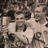 Beide Hände am Pott im Jahr 1998: Der Castrop-Rauxeler Sascha Lindner (l.) mit dem Pokal des Deutschen Fußball-A-Junioren-Meisters, zusammen mit dem Recklinghäuser Tobias Beckmann (r.), dem Schützen des erlösenden 2:2 mit dem Schlußpfiff