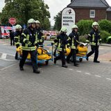 Feuerwehrleute kommen mit Ausrüstung an.