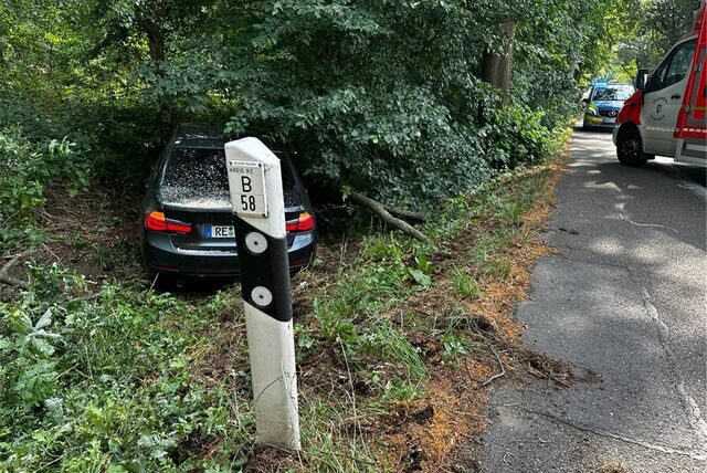 Ein Mann aus Dorsten ist am Freitagnachmittag mit seinem Auto in den Straßengraben der B58 in Haltern gefahren.