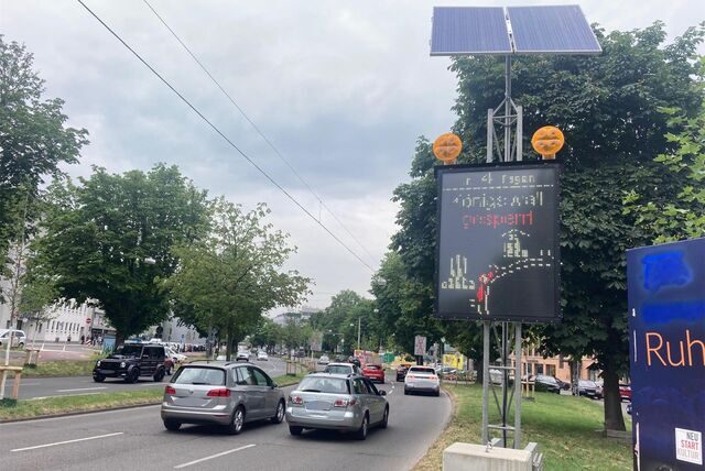 Der Außenring des Königswalls wird für eine Baustelle gesperrt – zumindest in einem Abschnitt. Große LED-Schilder machen darauf aufmerksam.