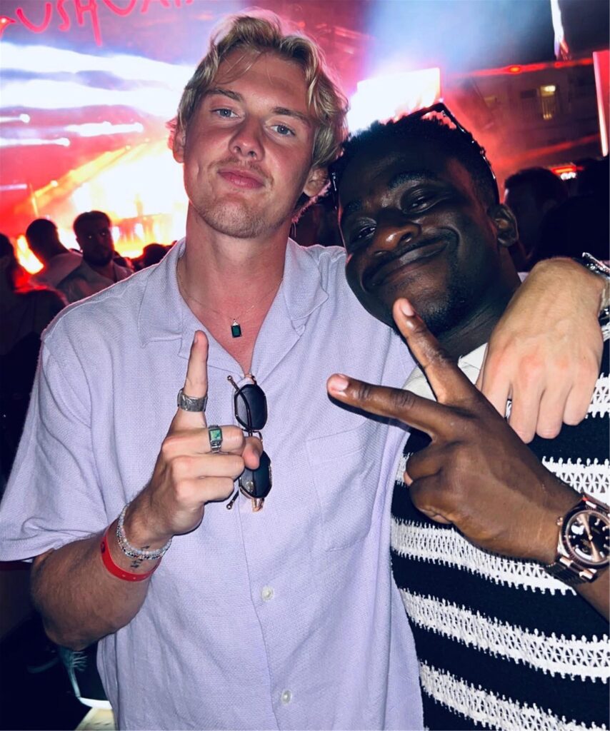 Julian Brandt posiert für die Kamera. 