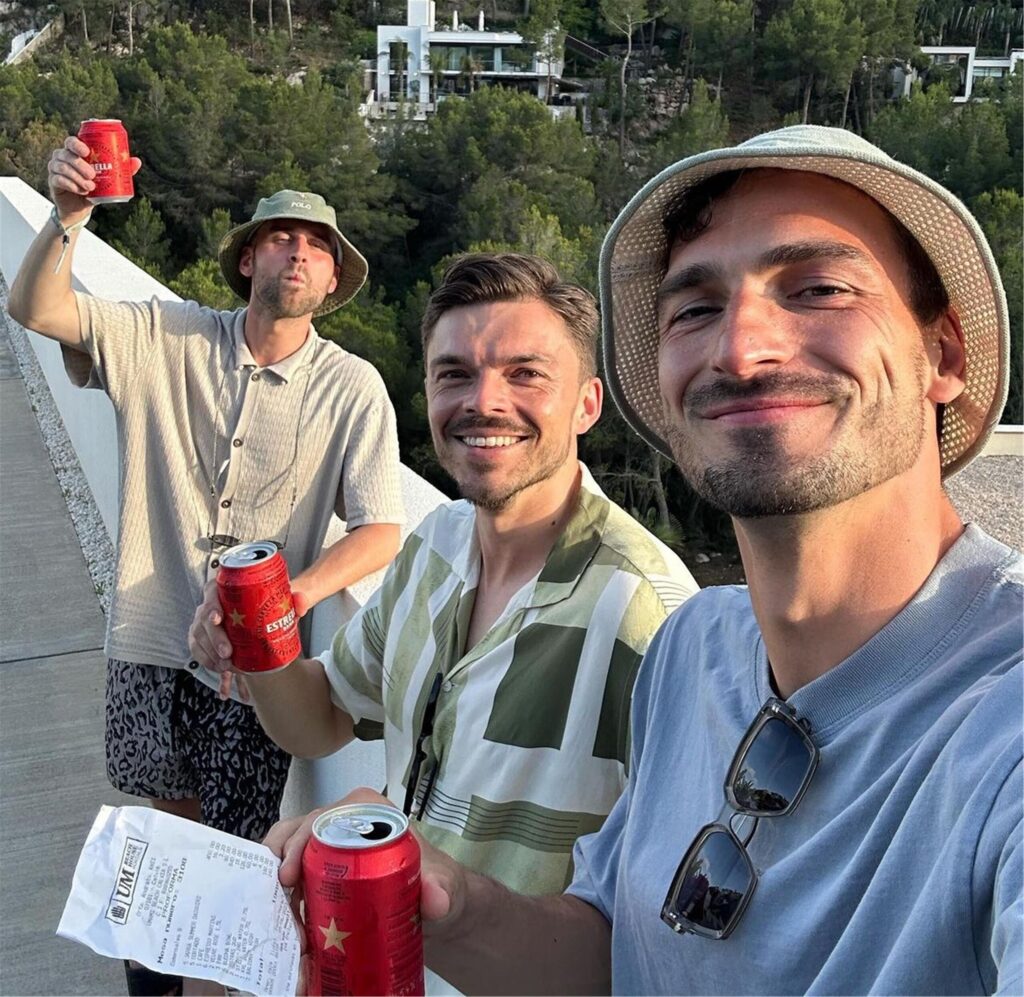 Mats Hummels hält eine Getränkedose in der Hand. 