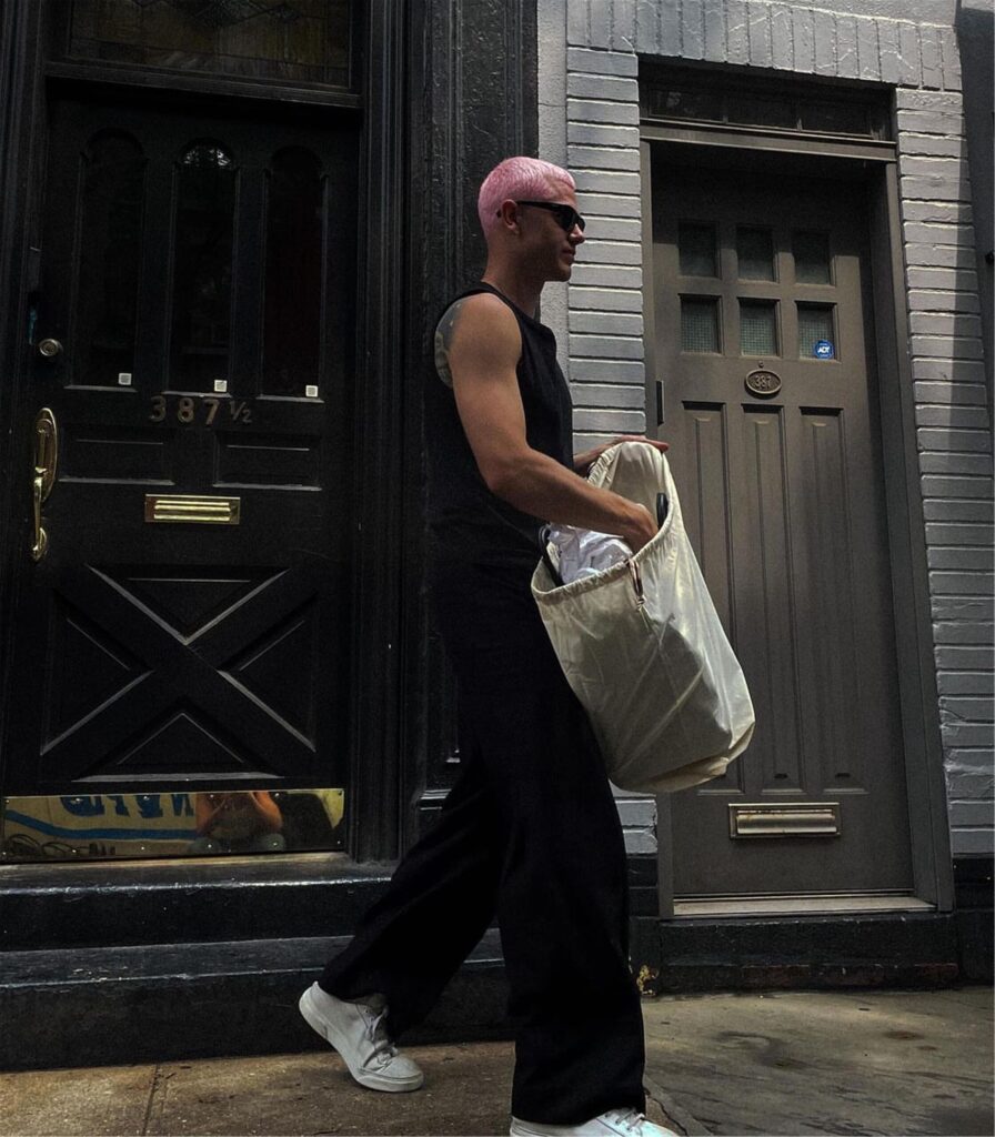 Julian Ryerson hält eine Tasche in der Hand. 