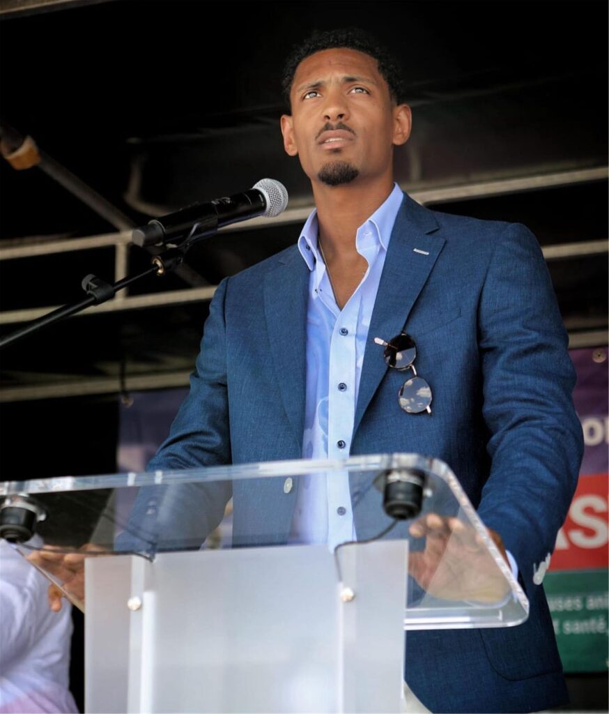 Sebastien Haller steht an einem Pult.