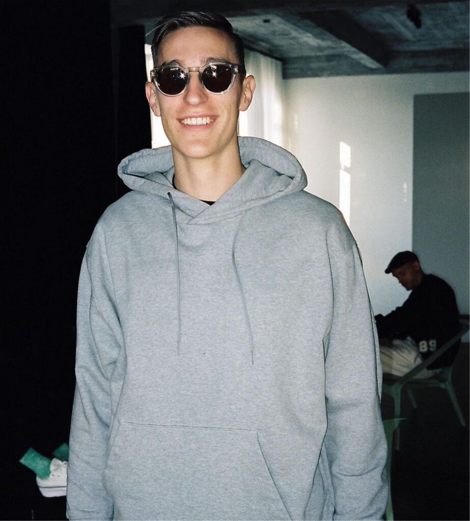 Nico Schlotterbeck trägt eine Sonnenbrille.