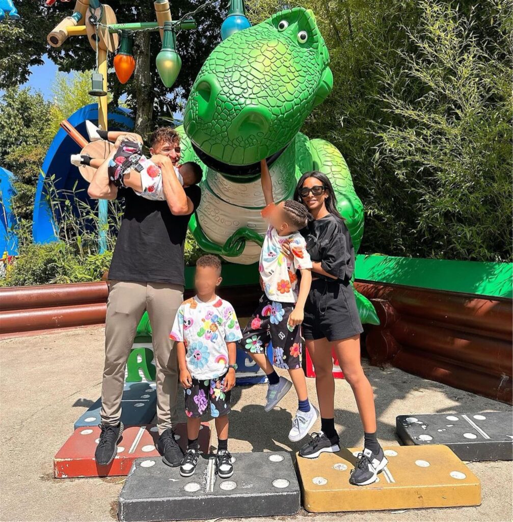 Thomas Meunier posiert mit seiner Familie vor einem Dinosaurier aus Plastik.