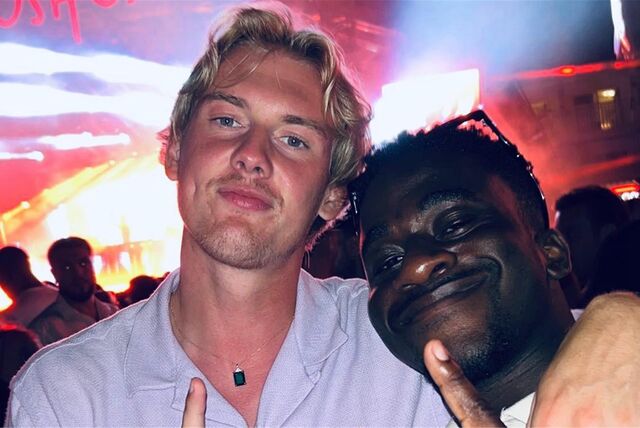 Julian Brandt posiert für die Kamera.