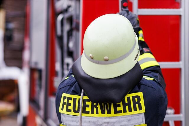 Ein Feuerwehrmann in voller Montur von hinten