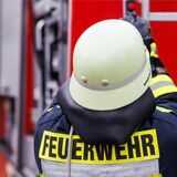 Ein Feuerwehrmann in voller Montur von hinten
