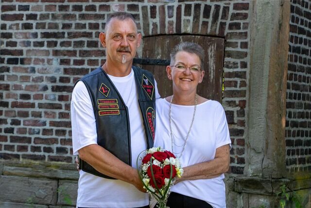 Iris (geborene Ostfeld) und Armin Kunkel sind seit 2015 ein Paar, dabei kennen sich die beiden bereits seit der Schulzeit.