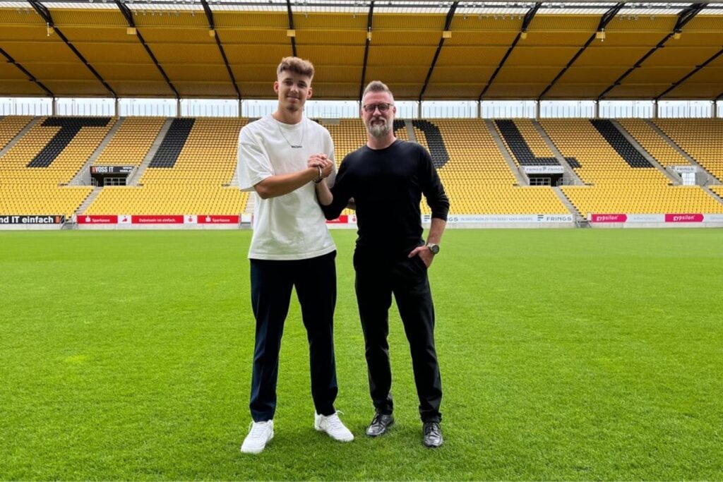 Alemannia-Geschäftsführer Sascha Eller stellt Dustin Willms vor. Alemannia-Geschäftsführer Sascha Eller stellt Dustin Willms vor.
