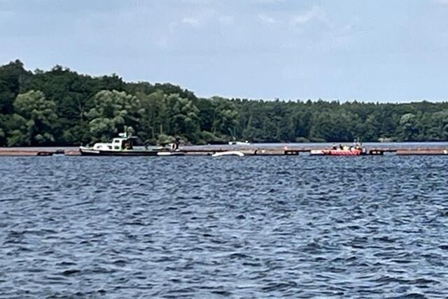 Feuerwehr, DLRG und Gelsenwasser waren im Einsatz, als ein mit neun Personen gekentertes Segelboot auf dem Halterner Stausee kenterte.