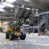 Radlader fahren durch die Hallen von Interzero und transportieren den sortierten Müll an den richtigen Platz.